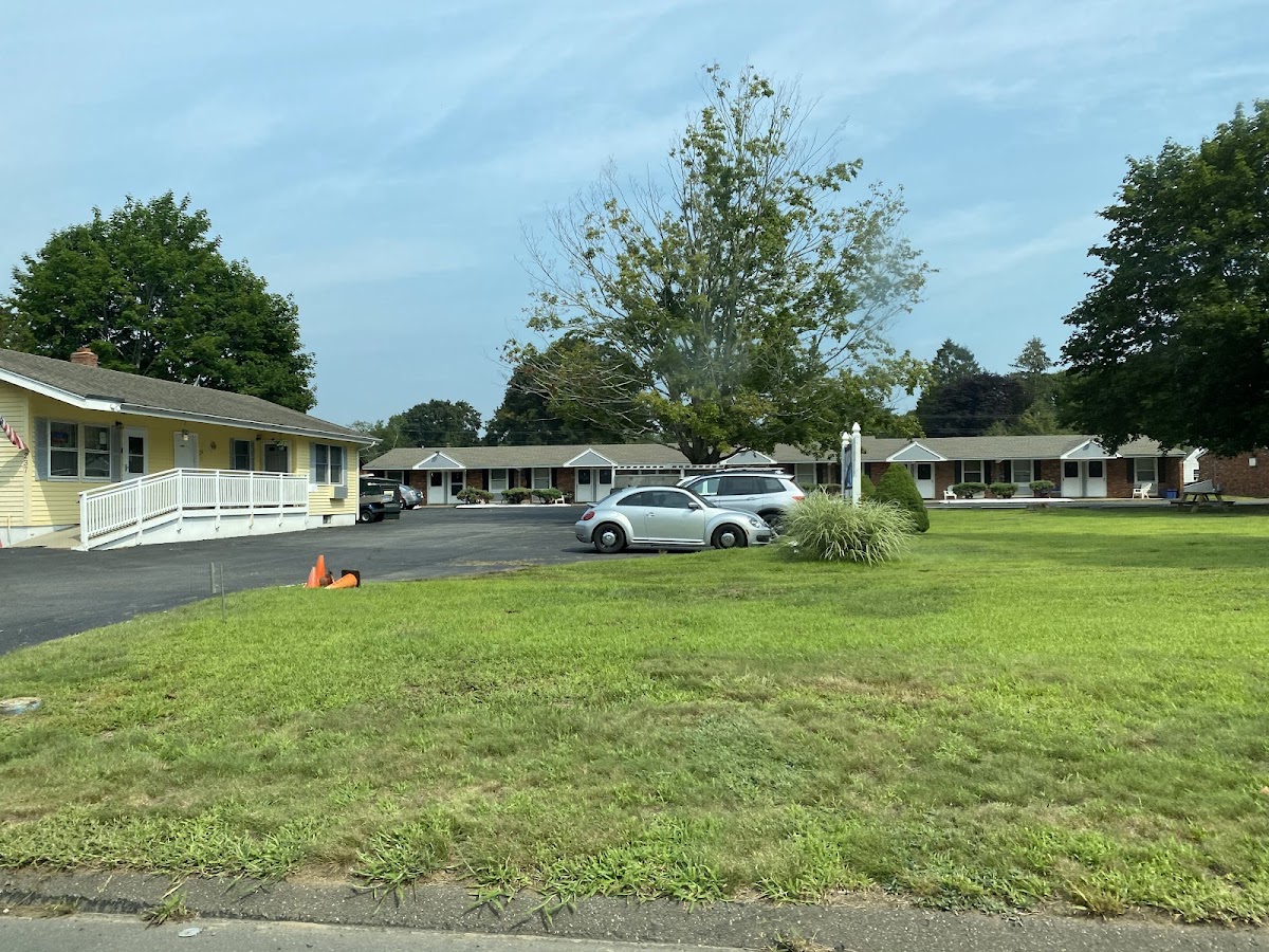 Rocky Neck Inn & Suites